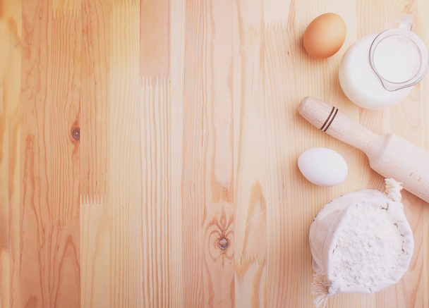 vejce, mouku, mléko a rozšleháme na dřevo pozadí - Fotografie, Obrázek