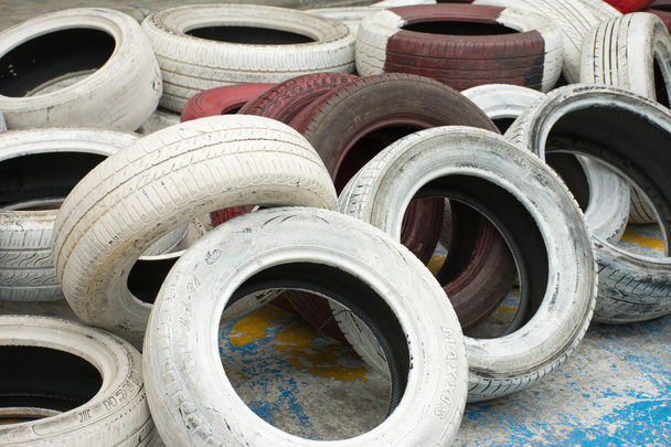 Старі шини в гоночній трасі
 - Фото, зображення