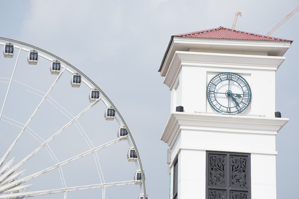 Вежа з годинником і колесо огляду у фоновому режимі - Фото, зображення