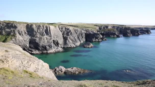 Noord kust van Cornwall met helderblauwe zee tussen Treyarnon en Porthcothan in de zomer van de Zuid-west kust pat - Video