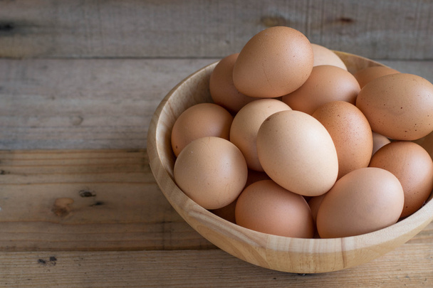 huevos en cuencos de madera
 - Foto, imagen
