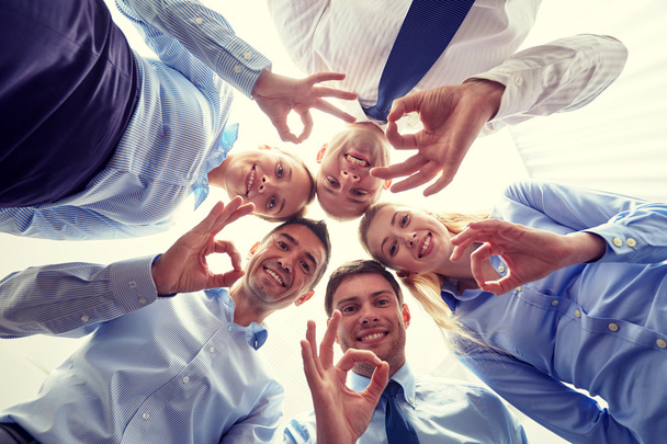 sonriente grupo de empresarios de pie en círculo
 - Foto, imagen