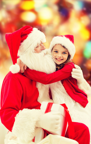 smiling little girl with santa claus - Foto, imagen