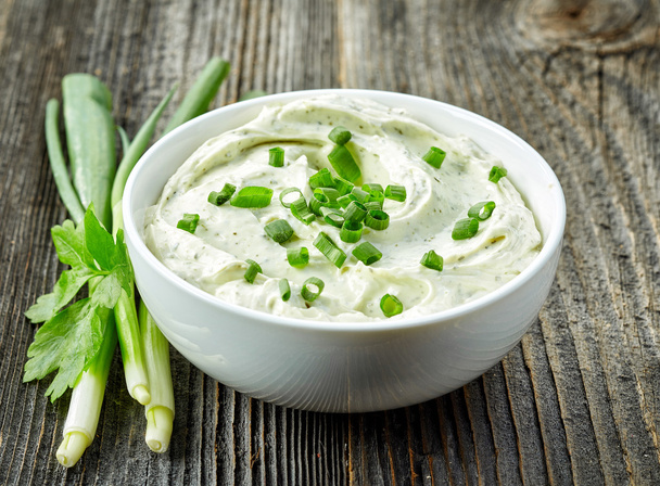 queso crema con cebollas verdes y hierbas
 - Foto, Imagen