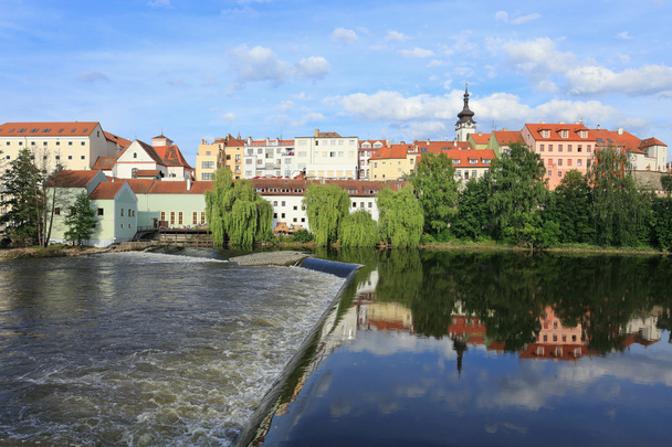 Cidade medieval colorida Pisek acima do rio Otava, República Checa
 - Foto, Imagem