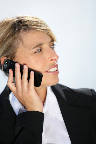 Businesswoman talking on her mobile phone - Foto, Imagen