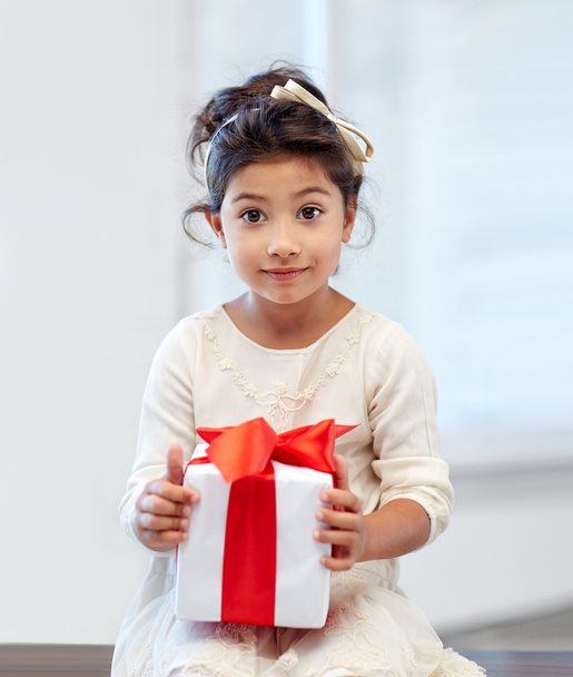 happy little girl with gift box at home - Foto, imagen