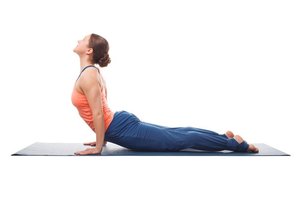 Sportos, fitt yogini nő gyakorlatok jóga asana Urdhva mukha svanas - Fotó, kép