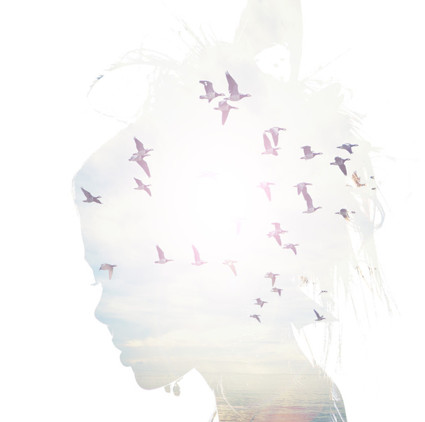 Dames hoofd en vogels vliegen, dubbele blootstelling, vrijheid en vrijheid achtergrond. Schoonheid is een geschenk van de natuur, - Foto, afbeelding