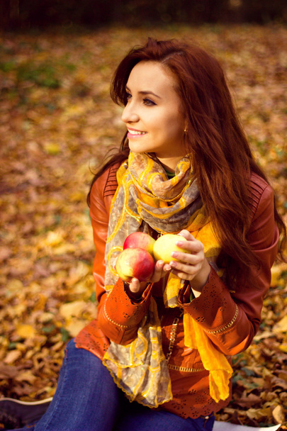 赤いリンゴと非常に美しいモデル - 写真・画像