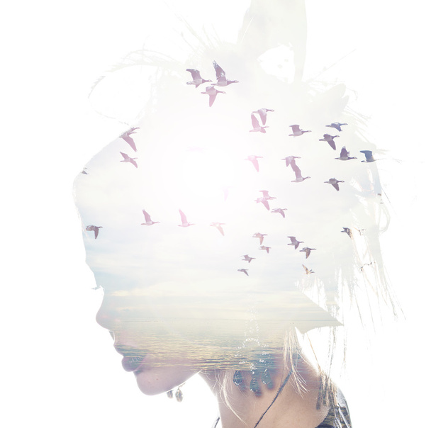 Γυναικείο κεφάλι και πουλιά που πετούν, διπλό παρασκήνιο της έκθεσης, της ελευθερίας και της ελευθερίας. Ομορφιά είναι δώρο της φύσης, - Φωτογραφία, εικόνα