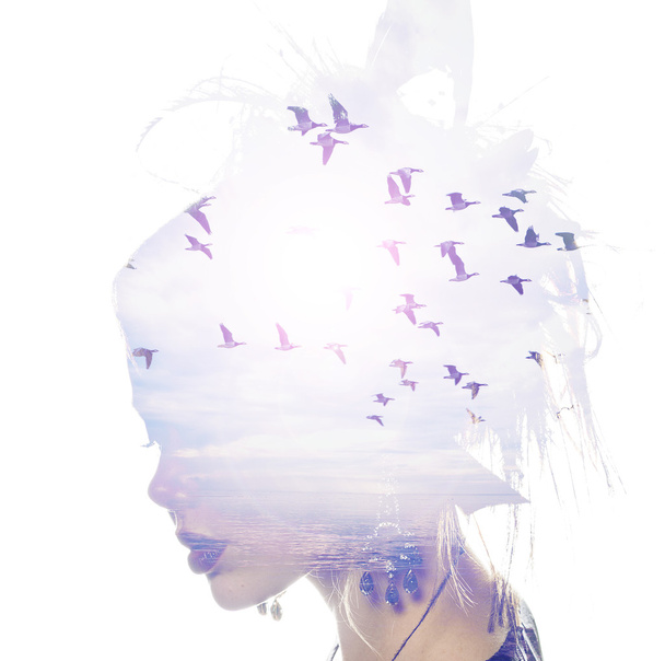 Γυναικείο κεφάλι και πουλιά που πετούν, διπλό παρασκήνιο της έκθεσης, της ελευθερίας και της ελευθερίας. Ομορφιά είναι δώρο της φύσης, - Φωτογραφία, εικόνα