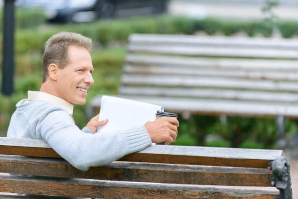 Nice man waiting on the bench - Foto, Bild