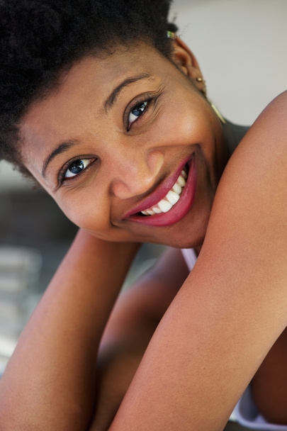 Крупным планом улыбается африканская американская молодая женщина
 - Фото, изображение