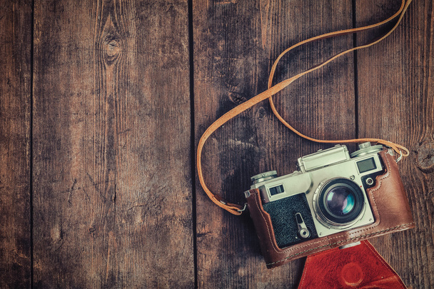 Stary retro starodawny aparat na drewniane tło grunge - Zdjęcie, obraz