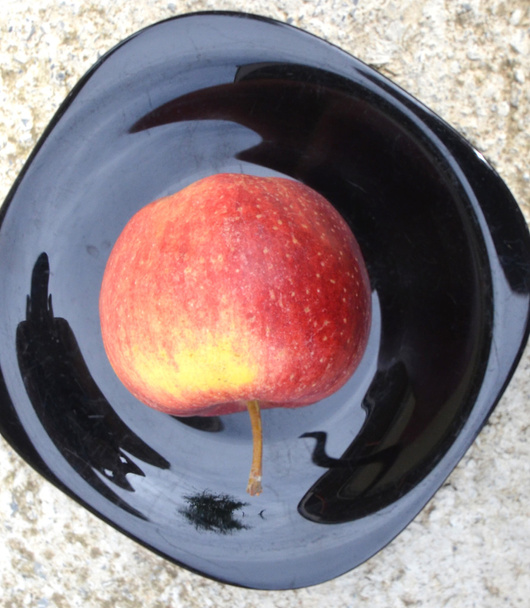 Apfel auf schwarzem Teller - Foto, Bild