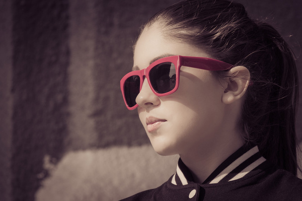 Portrait close up of a stylish girl in sunglasses on a city stre - Valokuva, kuva