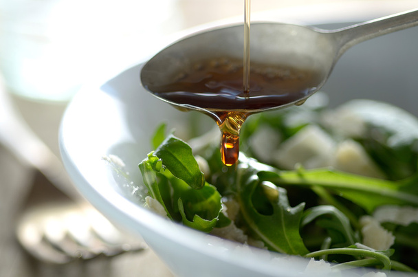 Порционное масло на зеленый салат
 - Фото, изображение