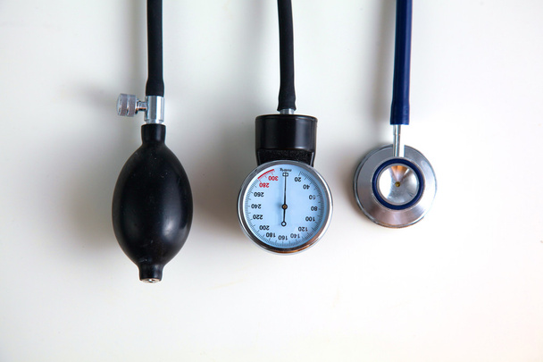 Лічильник артеріального тиску медичне обладнання ізольоване на білому
 - Фото, зображення