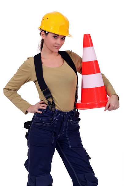 Craftswoman holding traffic cone - Foto, Bild