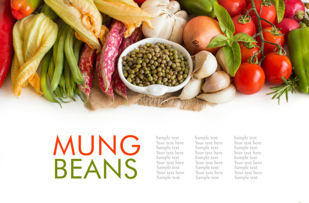 Surové organické mung fazole v misce a zeleninou - Fotografie, Obrázek