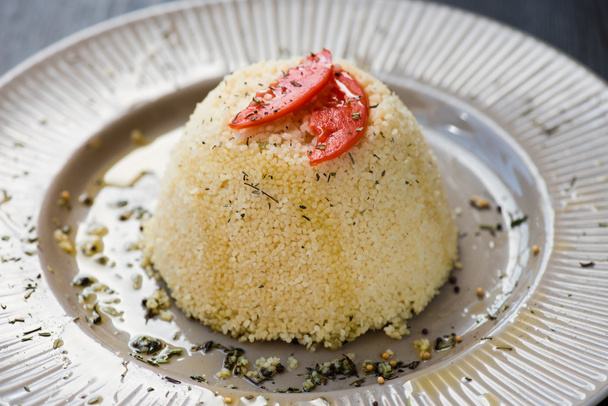 Heerlijke zelfgemaakte vegetarische couscous gemaakt met paprika, om te - Foto, afbeelding