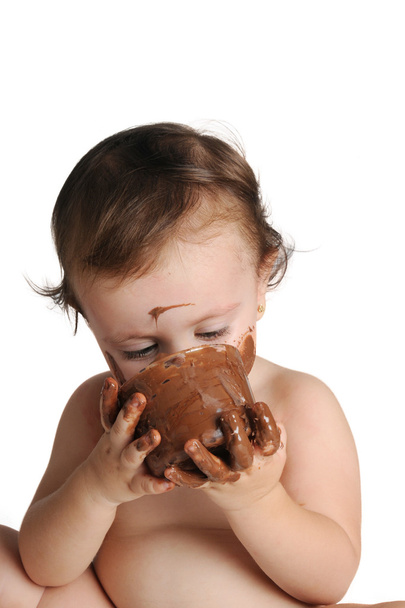 Vauva nauttii hetkestä, syö suklaata
 - Valokuva, kuva