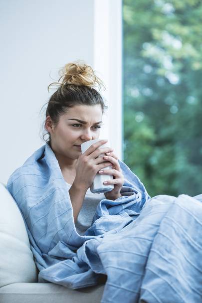 Woman with cold drinking tea - Valokuva, kuva