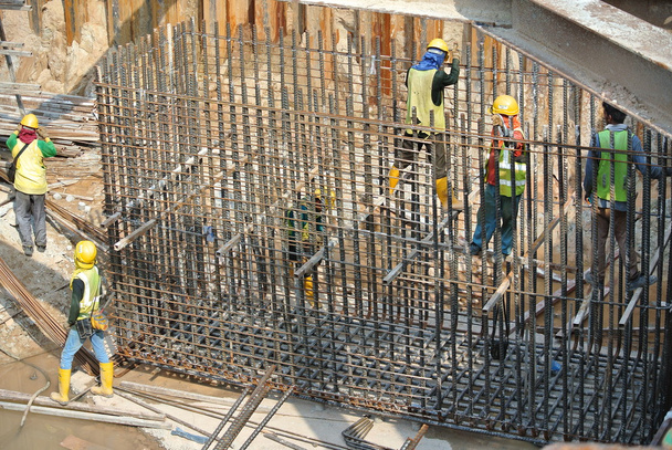 Skupina stavební dělníci falšování hromadu cap ocelové výztuže bar - Fotografie, Obrázek
