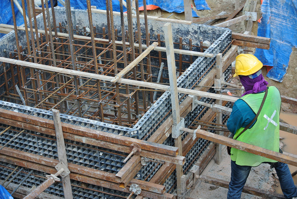 Lavoratori edili che installano casseforme pile cap
 - Foto, immagini