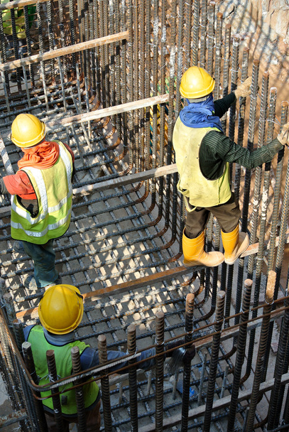 Grupo de trabalhadores da construção civil fabricar bloco barra de reforço de aço
 - Foto, Imagem