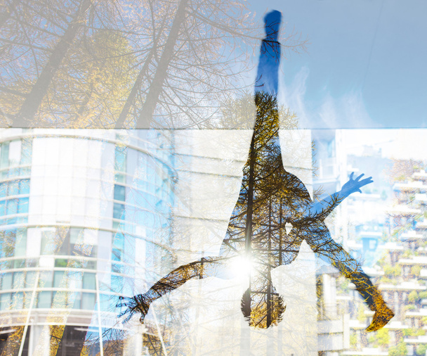 Kaksinkertainen altistuminen tanssija siluetti ja syksyn maisema
 - Valokuva, kuva