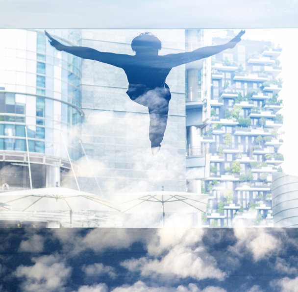 Kaksinkertainen altistuminen tanssija siluetti kaupungin ja pilvet
 - Valokuva, kuva