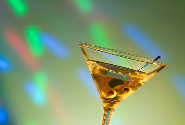 Glass with martini , focus on a olives - Φωτογραφία, εικόνα