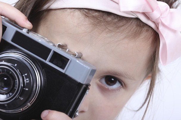 白い背景の上にカメラを持つ少女の肖像画 - 写真・画像