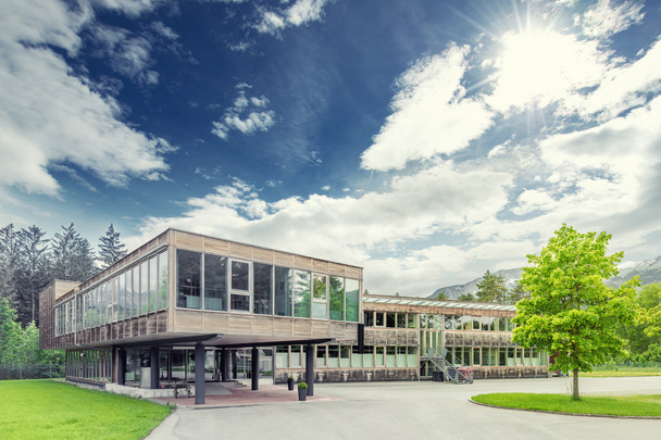 modernes nachhaltiges und ökologisches Bürogebäude aus Holz - Foto, Bild