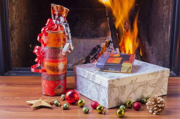 cadeaux de Noël colorés à la cheminée
 - Photo, image