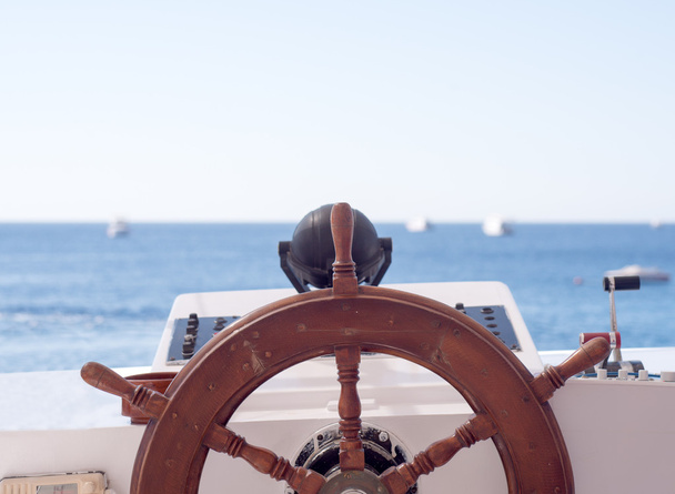 Ships wheel and navigation console - 写真・画像
