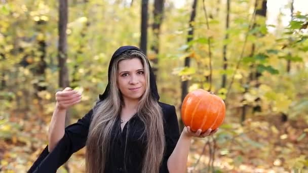 beautiful witch with a pumpkin - Footage, Video