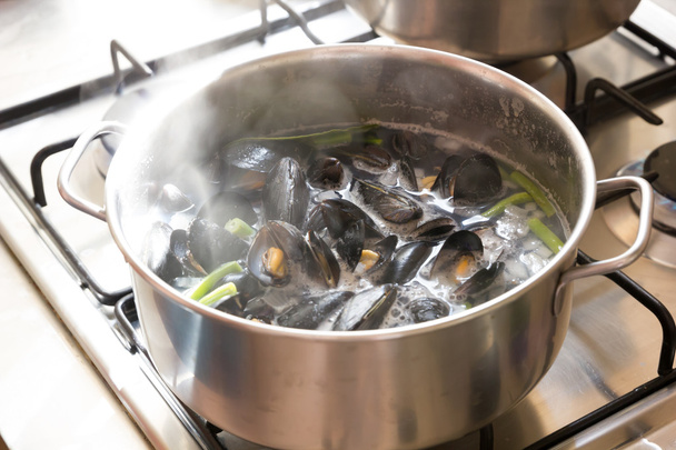 ムール貝の鍋にワインを沸騰 - 写真・画像