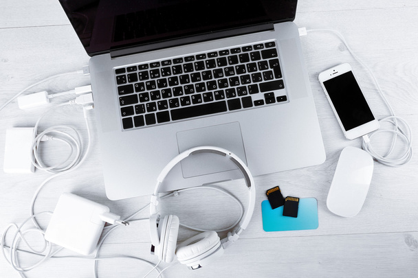 Computer peripherals and laptop accessories on white wooden background - Foto, Bild