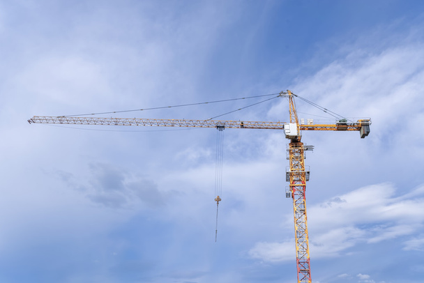 Highrise building and huge crane - Foto, afbeelding