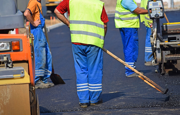道路建設工事における建設労働者 - 写真・画像