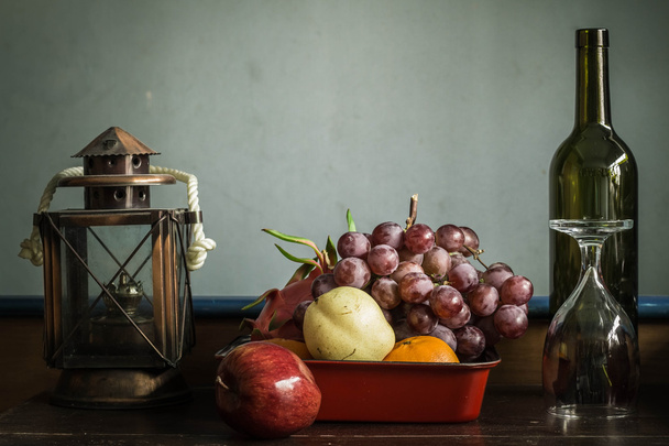 Fruit tray with a glass lamp on the table. - Foto, Bild