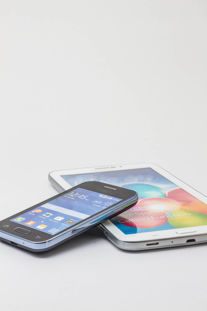 Telefone und Tablets im Hintergrund - Foto, Bild