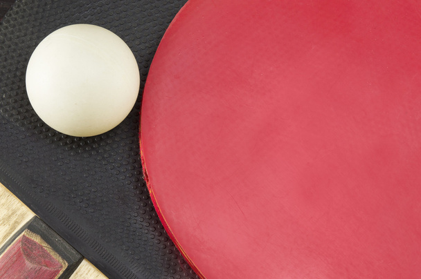 テーブル テニス ラケットの上にボールをクローズ アップ - 写真・画像