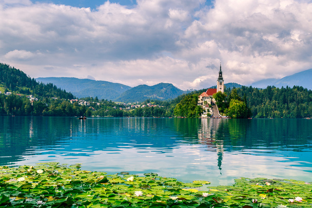 Bled met lake, eiland, kasteel en bergen - Foto, afbeelding