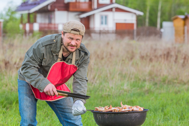 Man preparing barbecue - Fotografie, Obrázek