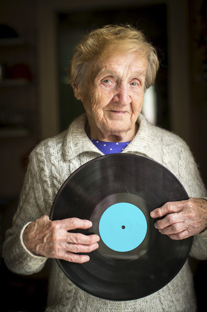 Anziani signora in possesso di vinile record
 - Foto, immagini