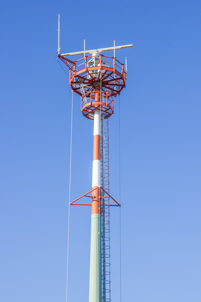 Parte superior de la torre de antena alta
 - Foto, imagen
